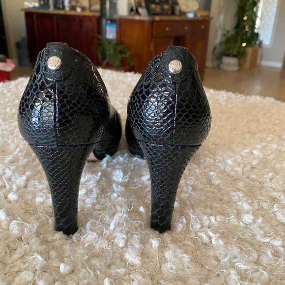 Immaculate Stuart Weitzman black reptile peep-toe pump - 8 - Picture 4 of 10